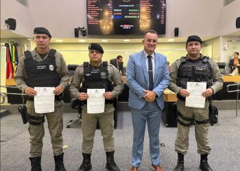 Deputado Sargento Neto homenageia PMs por ato de bravura em assalto com refém em Borborema
