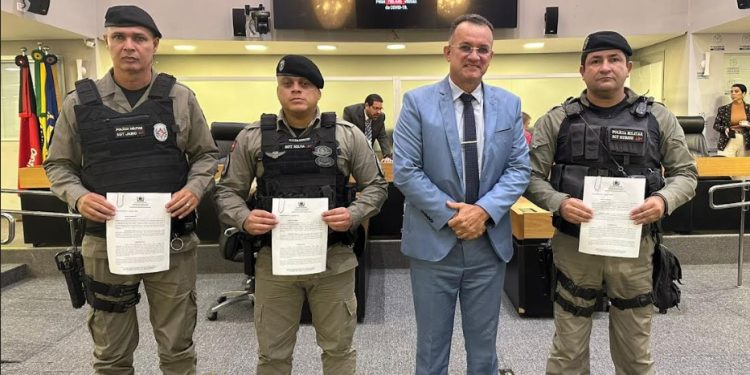 Deputado Sargento Neto homenageia PMs por ato de bravura em assalto com refém em Borborema