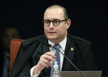 Ministro do STF arquiva ações do PT e PSB que acusavam Bolsonaro de omissão na compra de vacinas