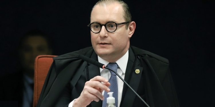 Ministro do STF arquiva ações do PT e PSB que acusavam Bolsonaro de omissão na compra de vacinas