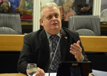 Bosco Carneiro pede recuperação de escola e de Centro de Treinamento de Professores em Alagoa Grande