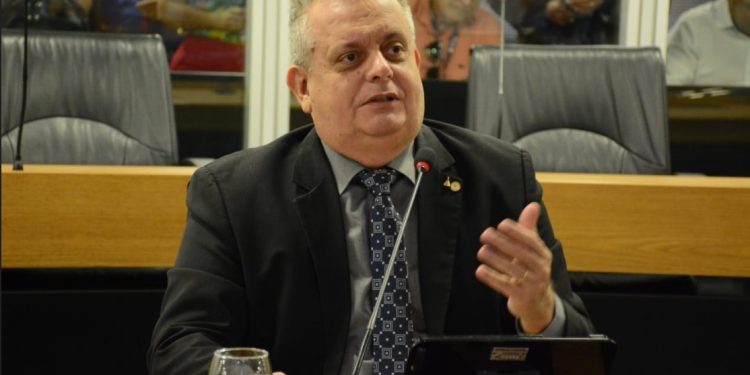 Bosco Carneiro pede recuperação de escola e de Centro de Treinamento de Professores em Alagoa Grande