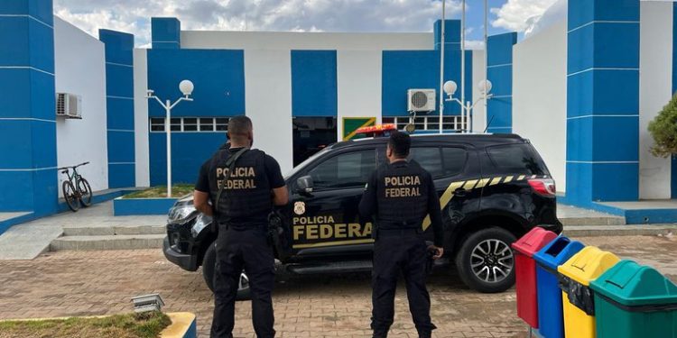 Operação da PF investiga pagamento de benefício social a quase metade dos servidores de Prefeitura