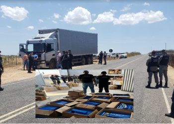 Após denúncia anônima, PF e PM apreendem caminhão na Paraíba com 1 tonelada de maconha e cocaína