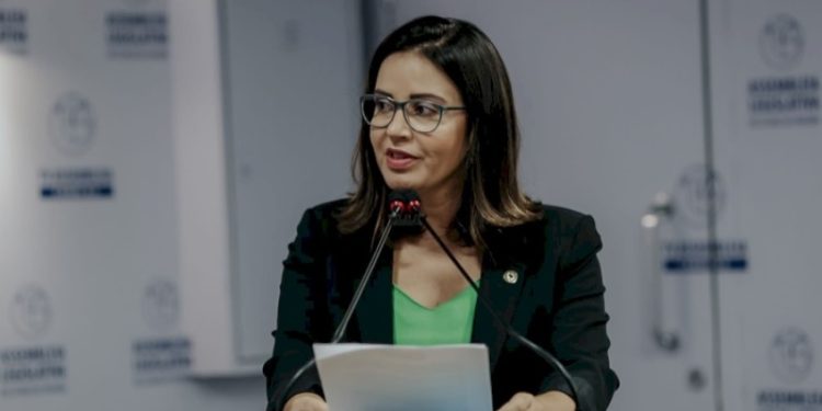 Secretária da SEDH, Pollyana Dutra, diz que mãe pediu demissão do Hospital Padre Zé após escândalos