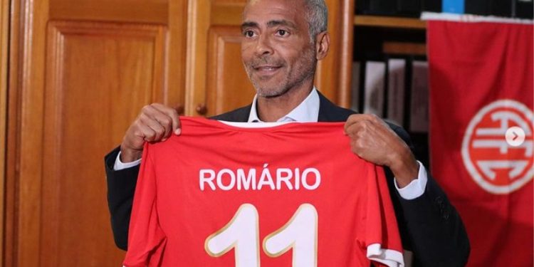 Campeão da copa do mundo de 1994, senador Romário é eleito presidente do América do Rio