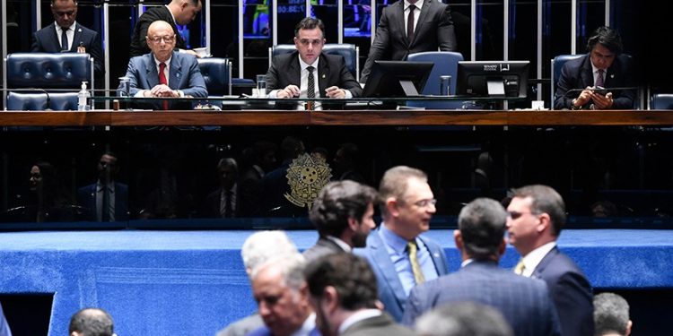 Senado aprova por 52 a 18, PEC que limita decisões monocráticas no STF e outros tribunais superiores
