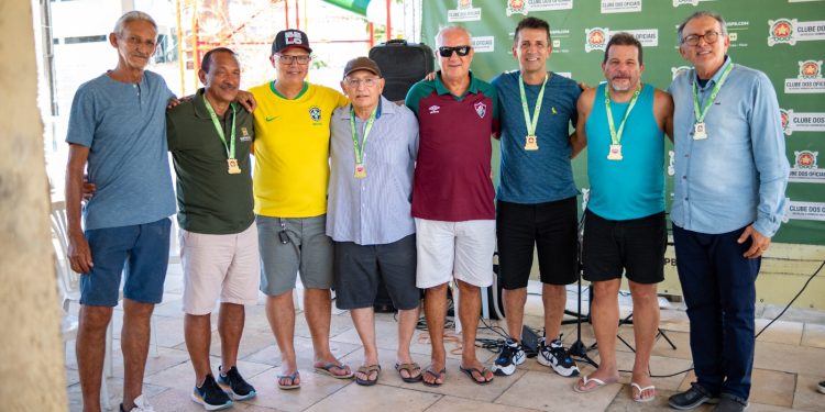Clube dos Oficiais realiza confraternização da “pelada” com churrasco , homenagens e sorteio de brindes