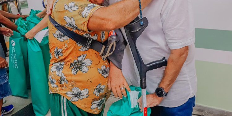 Cícero Lucena entrega 61 próteses para usuários do Centro de Reabilitação da Pessoa com Deficiência