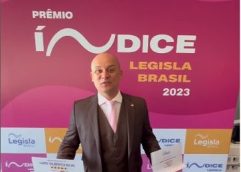 VEJA- Paraibano Cabo Gilberto recebe prêmio por figurar entre os 16 deputados mais bem avaliados do Brasil