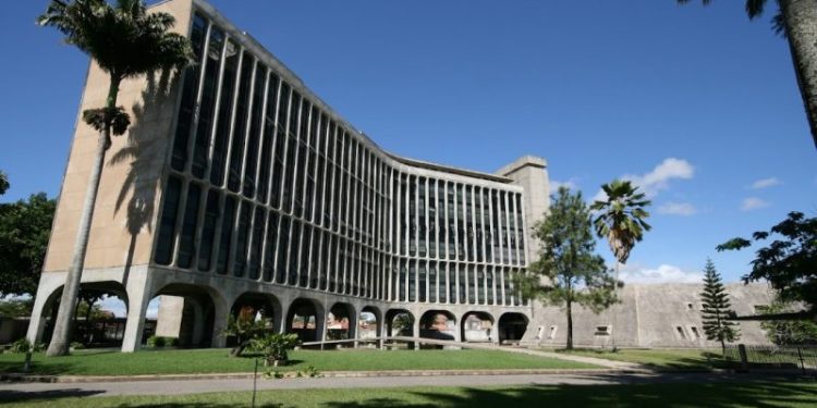 Mergulhada em crise e denúncias, Fiep sob comando de Buega, realiza confraternização esvaziada