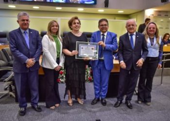 Familiares e autoridades prestigiam concessão de título de cidadã paraibana à juíza Flávia Costa Lins