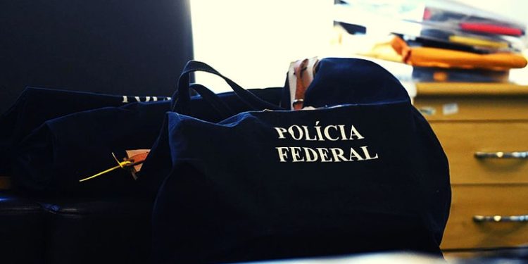 Polícia Federal prende duas mulheres com quase meio milhão de reais, valores transportados em mochilas