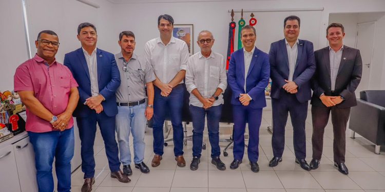 Cícero assina contrato de R$ 100 milhões e PMJP cumprirá a meta de 1.500 ruas calçadas e padronizadas