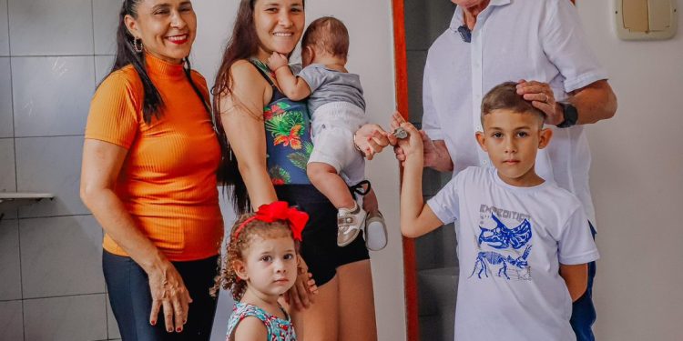 COMPRA ASSISTIDA- Cícero Lucena entrega chaves dos imóveis para mais duas famílias beneficiadas