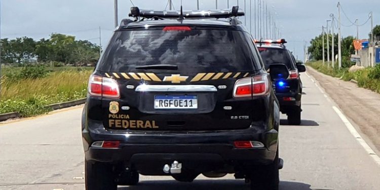 Operação da PF cumpre mandados em endereços do vereador Carlos Bolsonaro, filho do ex-presidente