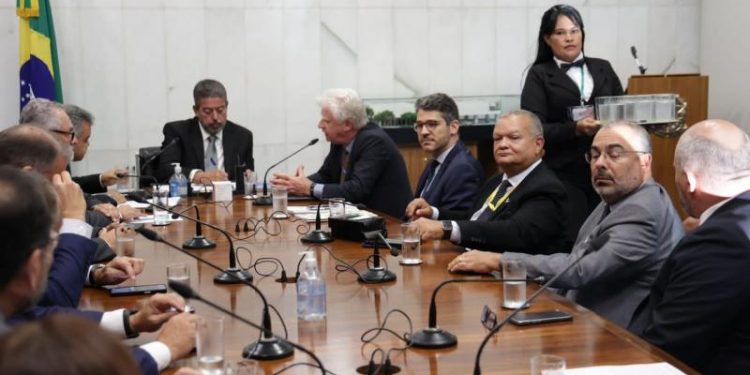 Fenafisco participa de reunião com Arthur Lira sobre fim da contribuição previdenciária dos aposentados