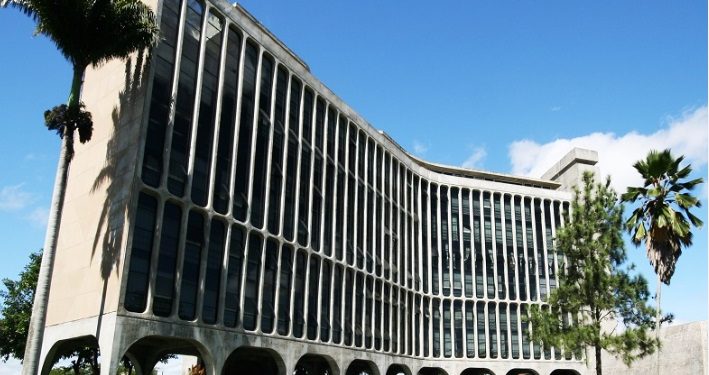 Sentença que determinou afastamento, também proíbe Buega Gadelha de ordenar despesas na FIEP