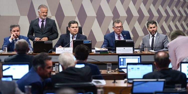 Por 21 votos a 4, Comissão do Senado aprova PEC que criminaliza porte de droga para uso próprio