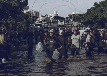 EDITORIAL NOVO- Voluntários na tragédia do Rio Grande do Sul são o melhor exemplo de ordem espontânea