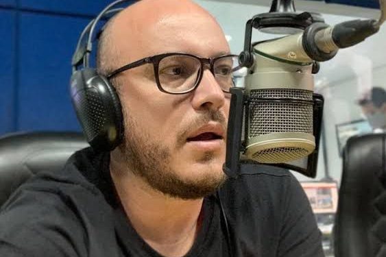 Mesa diretora da Câmara Municipal apresenta “Título de Cidadão Pessoense” ao jornalista Thiago Moraes