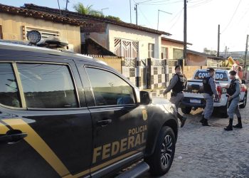 Operação da Polícia Federal cumpre mandados na Paraíba contra suspeitos de roubo a agência dos Correios