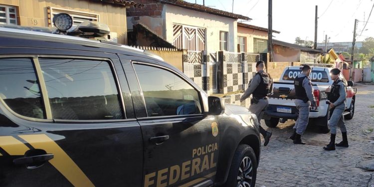 Operação da Polícia Federal cumpre mandados na Paraíba contra suspeitos de roubo a agência dos Correios
