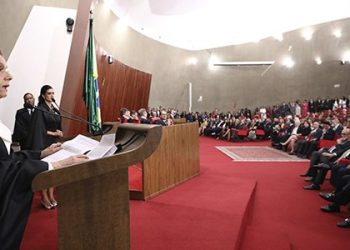 “O medo não tem assento em alguma casa de Justiça”, afirma Cármem Lúcia ao assumir presidência do TSE