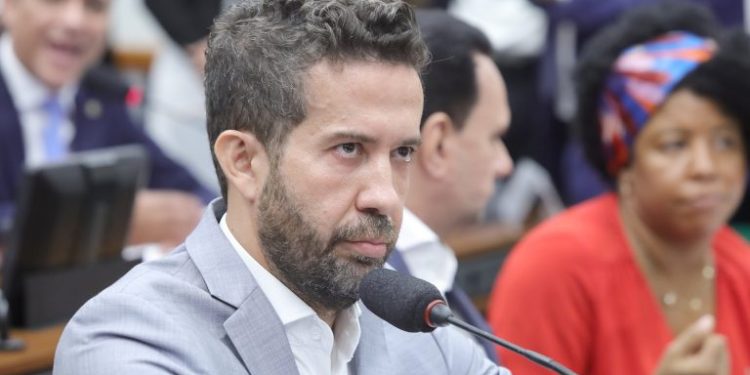 Denúncia contra Janones é arquivada sob argumento de que suposta “rachadinha” ocorreu antes do atual mandato