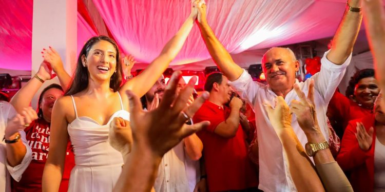 Multidão prestigia anuncio de Manuella, filha de Manoel Júnior, como vice de Ba em Pedras de Fogo