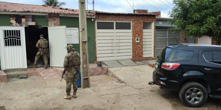 Operação da PF cumpre mandados em Cajazeiras após prisão de homem transportando drogas para JP