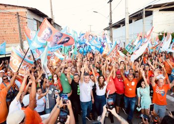 André e Camila arrastam multidão em Cabedelo durante caminhada e bandeiraço em Intermares e Recanto do Poço