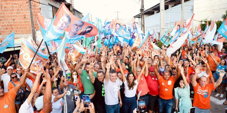 André e Camila arrastam multidão em Cabedelo durante caminhada e bandeiraço em Intermares e Recanto do Poço