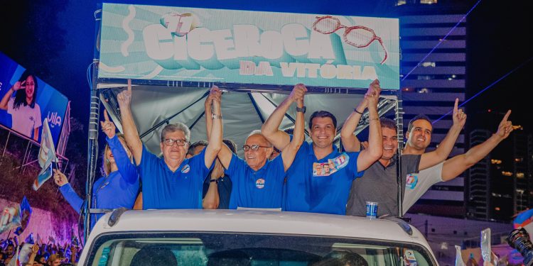 Com presença de João Azevedo, “Ciceroca” reúne milhares de pessoas em favor da chapa Cícero e Léo