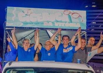 Com presença de João Azevedo, “Ciceroca” reúne milhares de pessoas em favor da chapa Cícero e Léo