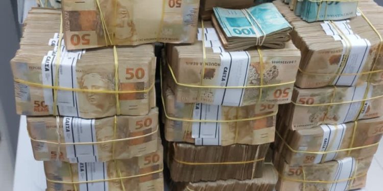 Mais um caso de homem preso pela Polícia Federal com aproximadamente R$ 2 milhões numa mala