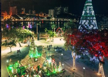 Cícero e Léo destacam beleza da decoração natalina na Capital, com árvore gigante e neve artificial na Lagoa
