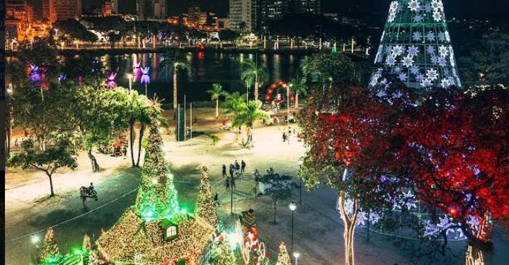 Cícero e Léo destacam beleza da decoração natalina na Capital, com árvore gigante e neve artificial na Lagoa