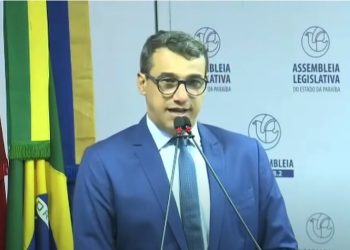 “A gente devia tá comemorando água na torneira e não água em carro-pipa” desabafa deputado na AL/PB