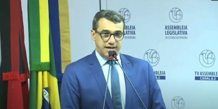 “A gente devia tá comemorando água na torneira e não água em carro-pipa” desabafa deputado na AL/PB