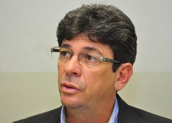 Prefeita Karla Pimentel, de Conde, inicia reforma administrativa e nomeia Dr Nélio Carneiro como secretário de Administração