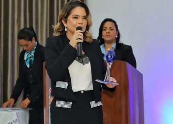 Prefeita Karla Pimentel, de Conde, recebe prêmio por índices de governança, no VIII Fórum Paraibano de Gestão Pública