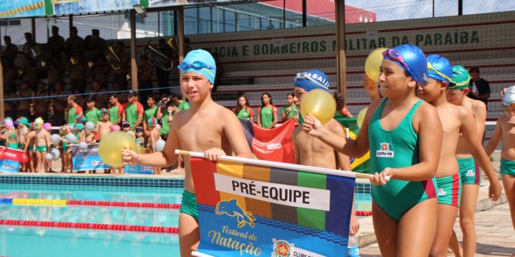 VEJA FOTOS- Clube dos Oficiais realiza em grande estilo apresentação de atletas das escolinhas de natação