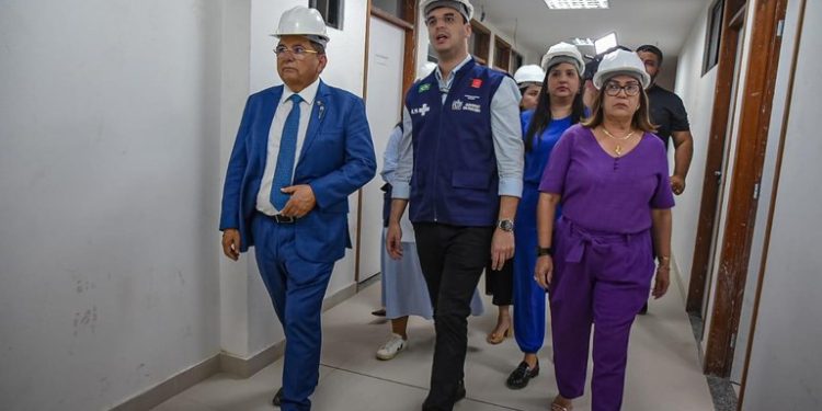 Após visita a obras em hospitais, governador em exercício Adriano Galdino inaugura Escola Integral em Santa Luzia