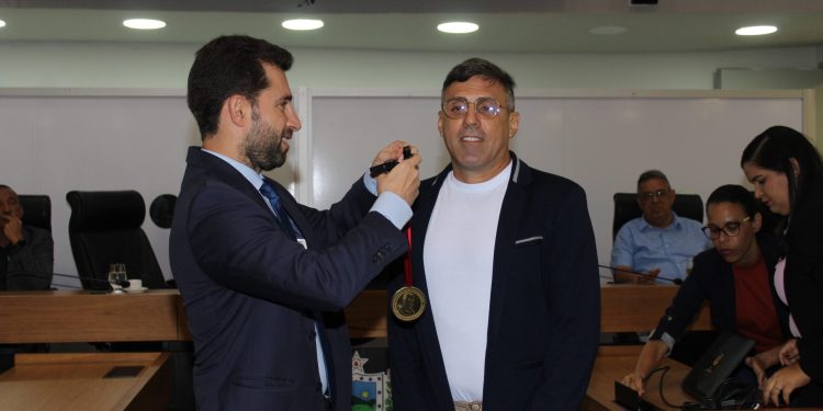 Assembleia Legislativa da Paraíba concede Comenda Talento Esportivo ao campeão mundial de futsal Leucinho Barbosa