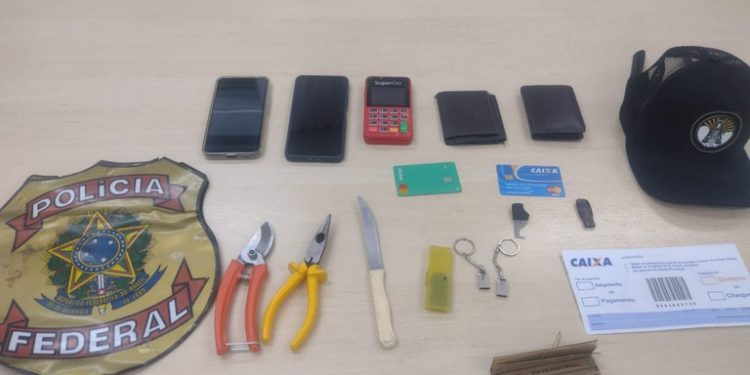 PF prende elementos que praticavam golpes retendo o cartão de clientes na Caixa Econômica Federal