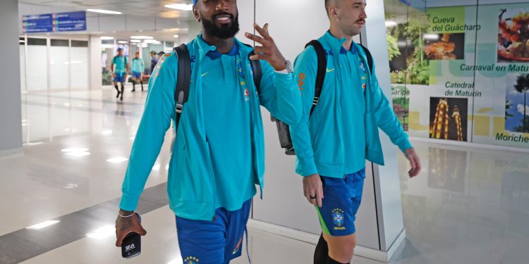 Seleção desembarca em Maturín para confronto com Venezuela pelas Eliminatórias da Copa nesta 5ª feira