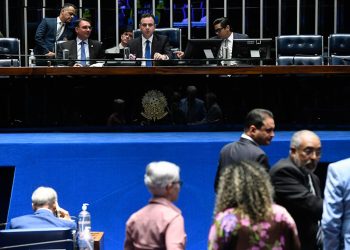 Pessoas autistas terão processos prioritários em tribunais e órgãos públicos, diz texto de projeto aprovado no Senado