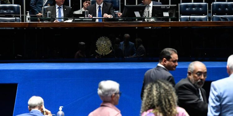 Pessoas autistas terão processos prioritários em tribunais e órgãos públicos, diz texto de projeto aprovado no Senado