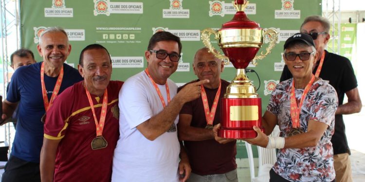 VEJA FOTOS- Torneio, homenagens, brindes e churrasco na confraternização do futebol do Clube dos Oficiais da PM e BM